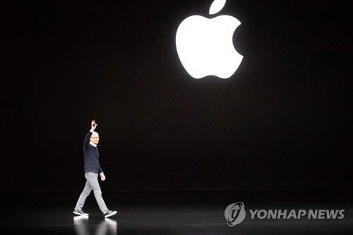 팀 쿡 애플 최고경영자(CEO)가 3월 25일(현지시간) 미국 캘리포니아주 쿠퍼티노 애플파크의 스티브 잡스 극장에서 열린 '애플 스페셜 이벤트'에 등장하고 있다. 연합뉴스